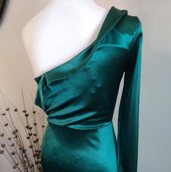 🆕Emerald Green Asymmetrical Evening Gown - Picture 15 of 15